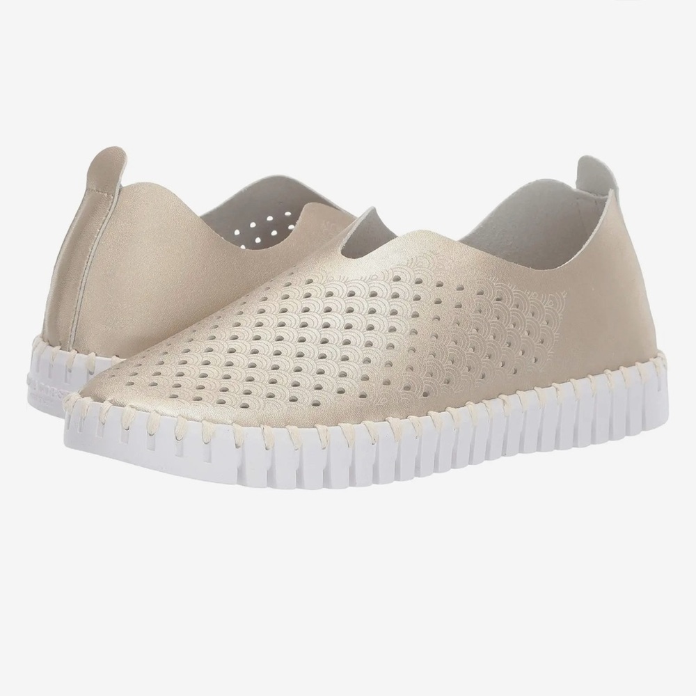 ILSE JACOBSEN Women’s Platinum Tulip Slip-On Flats, Size 9 (EU 39)